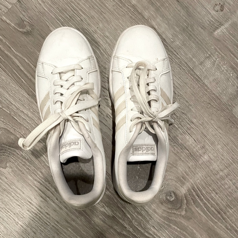 Adidas size 8 white court sneakers